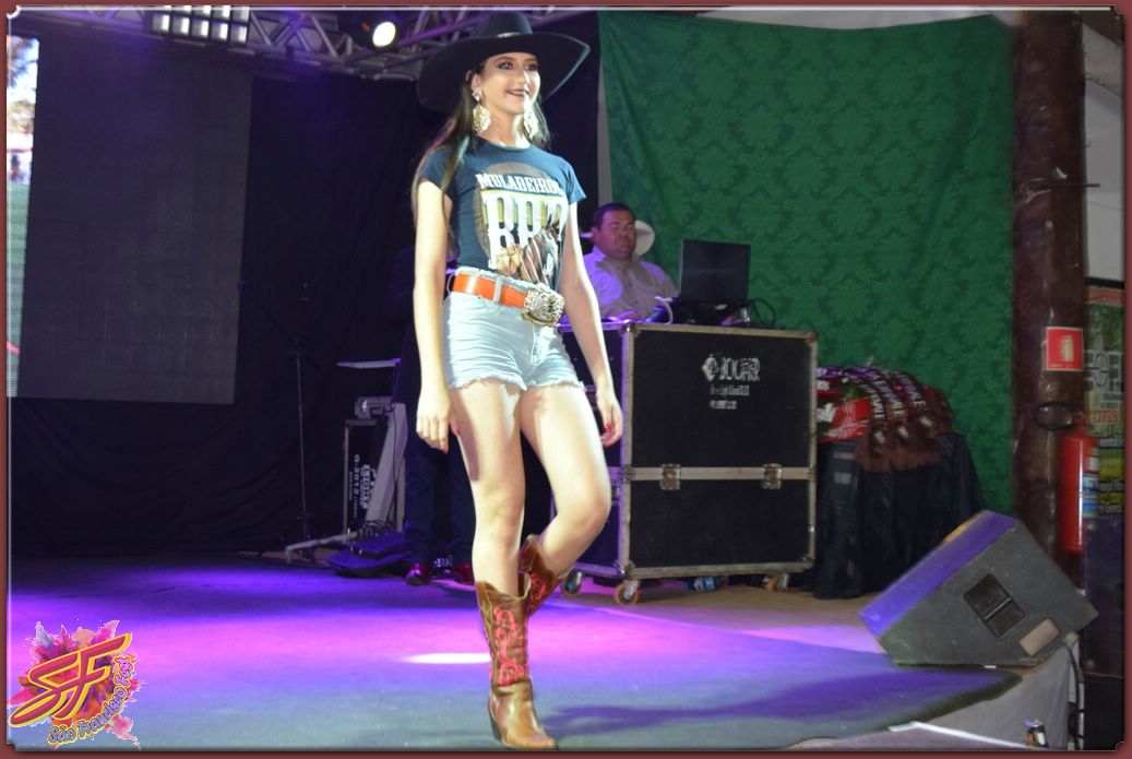 DESFILE DA RAINHA DA EXPOVALE 2019